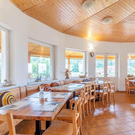 Farma Slunecny Dvur Apartmany A Family Stany Strecha Pod Strechou Hermanuv Mestec Esterno foto