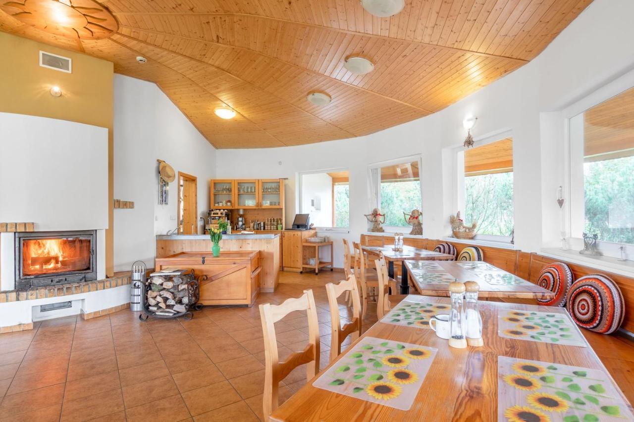 Farma Slunecny Dvur Apartmany A Family Stany Strecha Pod Strechou Hermanuv Mestec Esterno foto