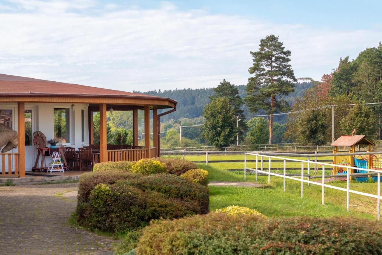 Farma Slunecny Dvur Apartmany A Family Stany Strecha Pod Strechou Hermanuv Mestec Esterno foto