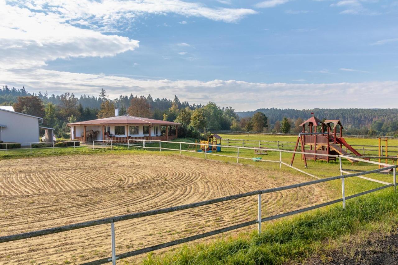 Farma Slunecny Dvur Apartmany A Family Stany Strecha Pod Strechou Hermanuv Mestec Esterno foto