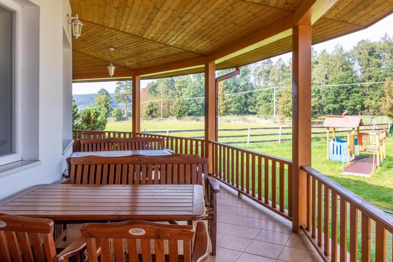 Farma Slunecny Dvur Apartmany A Family Stany Strecha Pod Strechou Hermanuv Mestec Esterno foto