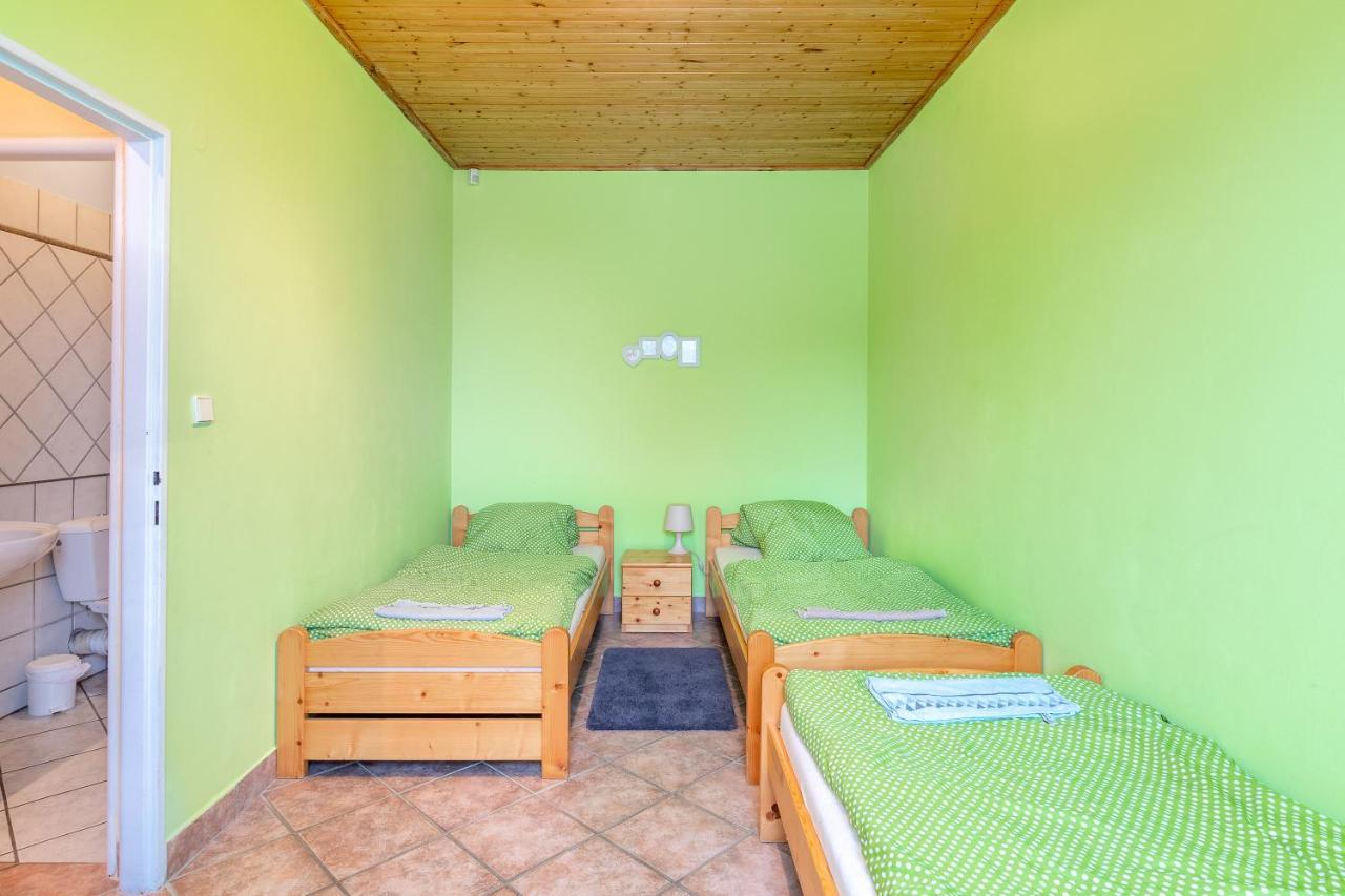 Farma Slunecny Dvur Apartmany A Family Stany Strecha Pod Strechou Hermanuv Mestec Esterno foto