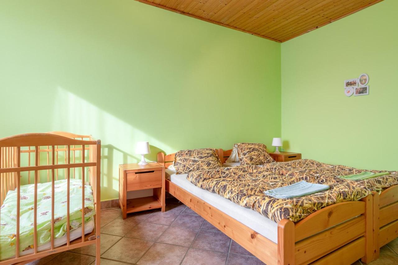 Farma Slunecny Dvur Apartmany A Family Stany Strecha Pod Strechou Hermanuv Mestec Esterno foto
