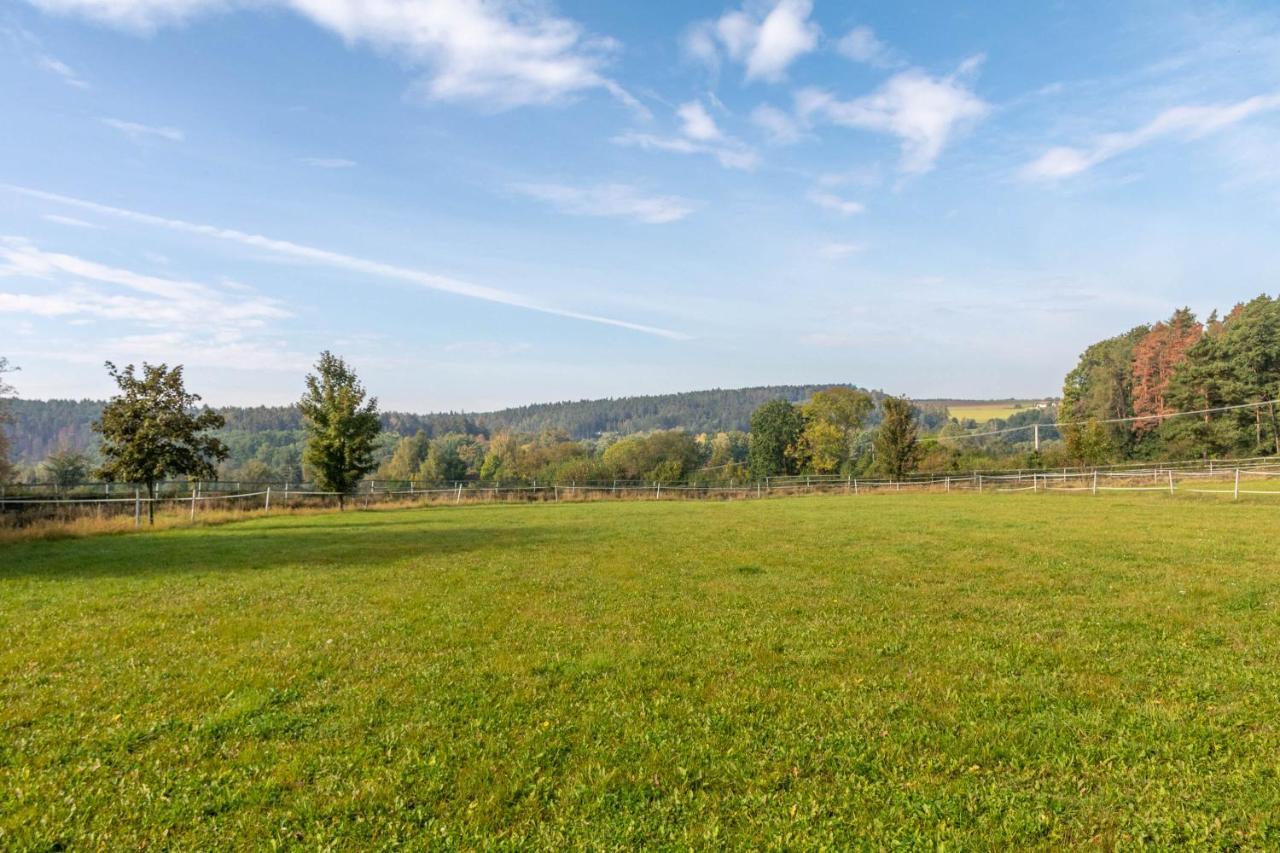 Farma Slunecny Dvur Apartmany A Family Stany Strecha Pod Strechou Hermanuv Mestec Esterno foto