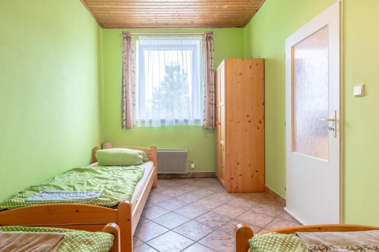 Farma Slunecny Dvur Apartmany A Family Stany Strecha Pod Strechou Hermanuv Mestec Esterno foto