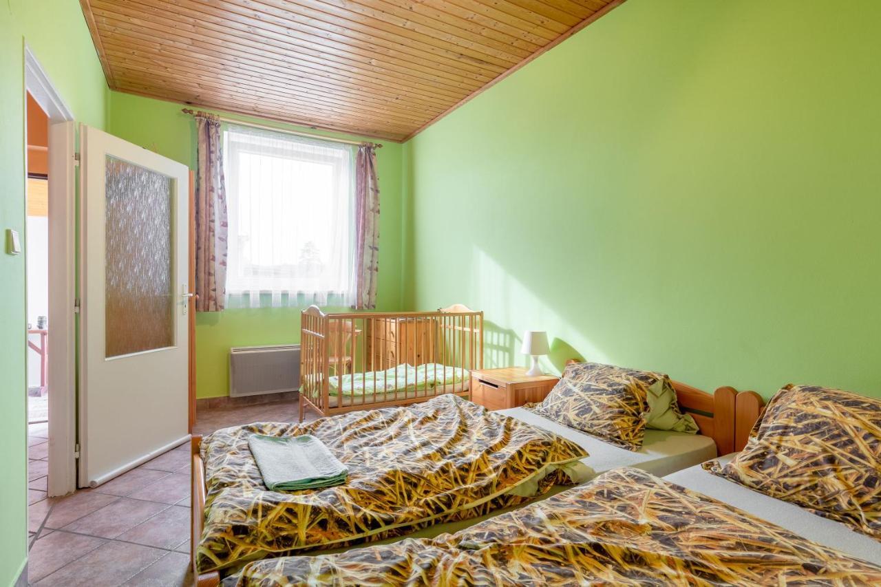 Farma Slunecny Dvur Apartmany A Family Stany Strecha Pod Strechou Hermanuv Mestec Esterno foto