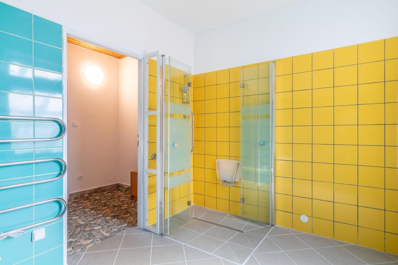 Farma Slunecny Dvur Apartmany A Family Stany Strecha Pod Strechou Hermanuv Mestec Esterno foto